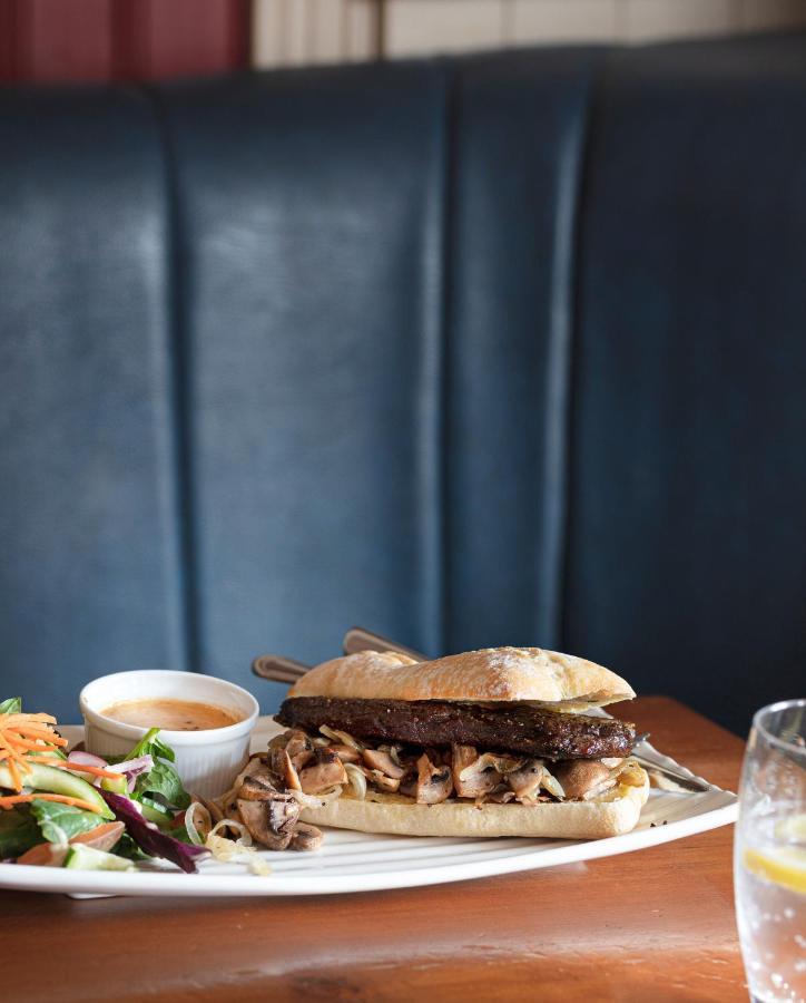 The Wander Inn Bar & Accommodation 켄마어 외부 사진
